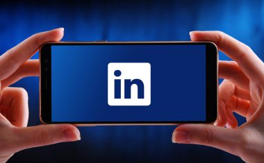 POZNAN, POL - 21 Mayıs 2020: LinkedIn 'in akıllı telefon logosu, internet siteleri ve mobil uygulamalarla çalışan bir Amerikan iş ve iş odaklı hizmet