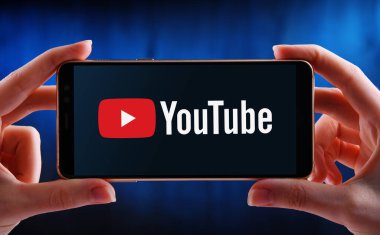 POZNAN, POL - 21 Mayıs 2020: Merkezi San Bruno, Kaliforniya 'da bulunan bir Amerikan video paylaşım sitesi olan YouTube' un logosunu gösteren akıllı telefon. Google 'ın yan kuruluşları olarak çalışır.