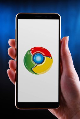 POZNAN, POL - 21 Mayıs 2020: Google tarafından geliştirilen bir ağ tarayıcısı olan Google Chrome 'un akıllı telefon görüntüleme logosu