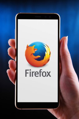 POZNAN, POL - 21 Mayıs 2020: Firefox 'un ücretsiz ve açık kaynaklı web tarayıcısı logosunu gösteren akıllı telefonu tutan eller.