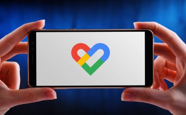 POZNAN, POL - 21 Mayıs 2020: Google tarafından geliştirilen bir sağlık izleme platformu olan Google Fit 'in akıllı telefon görüntüleme logosu