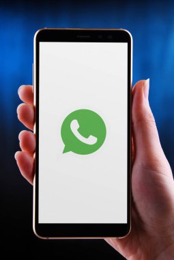 POZNAN, POL - 21 Mayıs 2020: WhatsApp Messenger 'ın logosunu gösteren akıllı telefon, ücretsiz, platformlar arası mesajlaşma ve IP üzerinden ses servisi (VoIP)