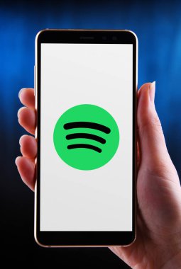 POZNAN, POL - 21 Mayıs 2020: Spotify 'ın akıllı telefon logosu, plak şirketleri ve medya şirketlerinden müzik ve podcast sağlayan İsveçli bir ses yayını platformu