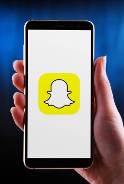 POZNAN, POL - 21 Mayıs 2020: Snapchat 'in akıllı telefon amblemini tutan eller, Snap Inc tarafından geliştirilen multimedya mesajlaşma uygulaması.