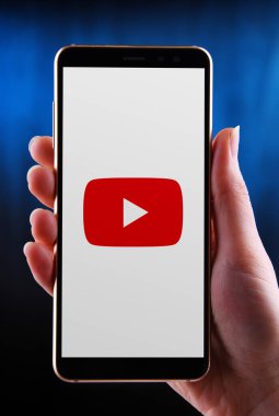 POZNAN, POL - 21 Mayıs 2020: Merkezi San Bruno, Kaliforniya 'da bulunan bir Amerikan video paylaşım sitesi olan YouTube' un logosunu gösteren akıllı telefon. Google 'ın yan kuruluşları olarak çalışır.