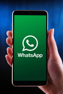POZNAN, POL - 21 Mayıs 2020: WhatsApp Messenger 'ın logosunu gösteren akıllı telefon, ücretsiz, platformlar arası mesajlaşma ve IP üzerinden ses servisi (VoIP)