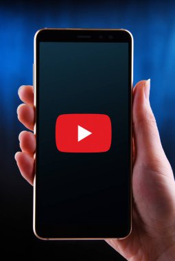 POZNAN, POL - 21 Mayıs 2020: Merkezi San Bruno, Kaliforniya 'da bulunan bir Amerikan video paylaşım sitesi olan YouTube' un logosunu gösteren akıllı telefon. Google 'ın yan kuruluşları olarak çalışır.