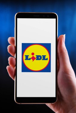 POZNAN, POL - 21 Mayıs 2020: Neckarsulm, Almanya merkezli küresel indirimli bir süpermarket zinciri olan Lidl 'in akıllı telefon logosunu gösteren eller