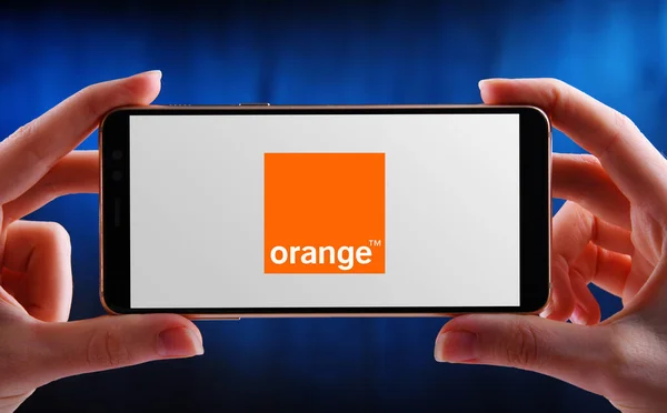 Poznan Pol Maio 2020 Mãos Segurando Smartphone Exibindo Logotipo Orange — Fotografia de Stock
