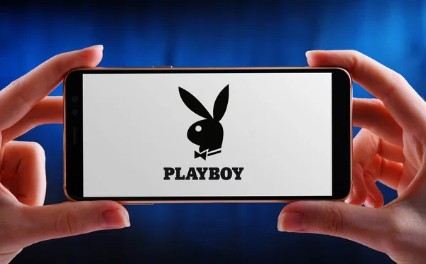 Poznan Pol Mayo 2020 Manos Sosteniendo Logotipo Playboy Una Revista — Foto de Stock