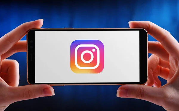 Poznan Pol Maj 2020 Ręce Smartfonem Wyświetlającym Logo Instagrama Serwisu — Zdjęcie stockowe
