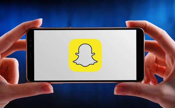 Poznan Pol Mayo 2020 Manos Sosteniendo Logotipo Snapchat Una Aplicación — Foto de Stock