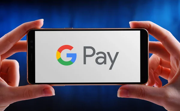 Poznan Pol May 2020 手持智能手机 展示Google Pay的标志 Google开发的数字钱包平台和在线支付系统 — 图库照片