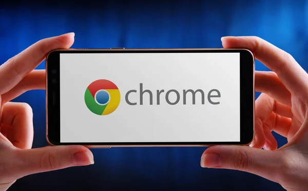 Poznan Pol Maj 2020 Ręce Smartfonem Wyświetlającym Logo Google Chrome — Zdjęcie stockowe