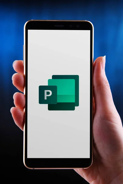 Poznan Pol Maio 2020 Mãos Segurando Smartphone Exibindo Logotipo Microsoft — Fotografia de Stock
