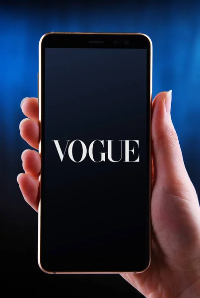 Poznan Pol Mayo 2020 Manos Sosteniendo Logotipo Vogue Una Revista — Foto de Stock