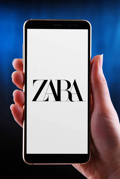 Познан Пол Мая 2020 Года Руки Держат Смартфон Логотипом Zara — стоковое фото