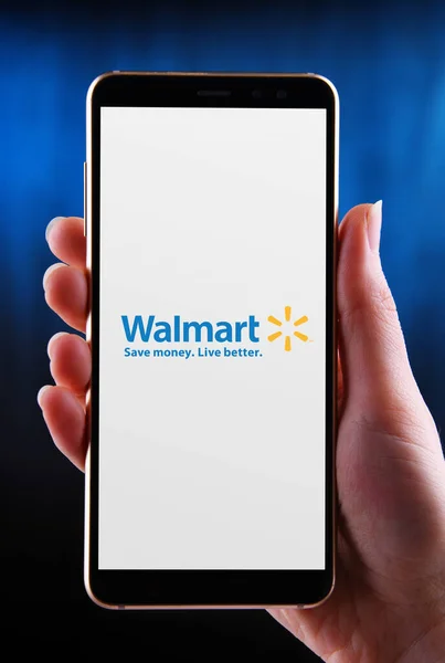 Poznan Pol Maj 2020 Hands Holding Smartphone Display Logo Walmart — Stockfoto