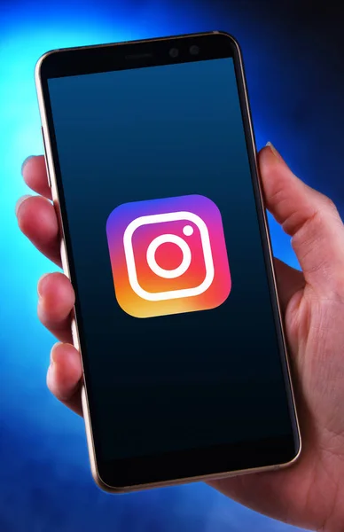 Poznan Pol Maio 2020 Mão Segurando Smartphone Exibindo Logotipo Instagram — Fotografia de Stock