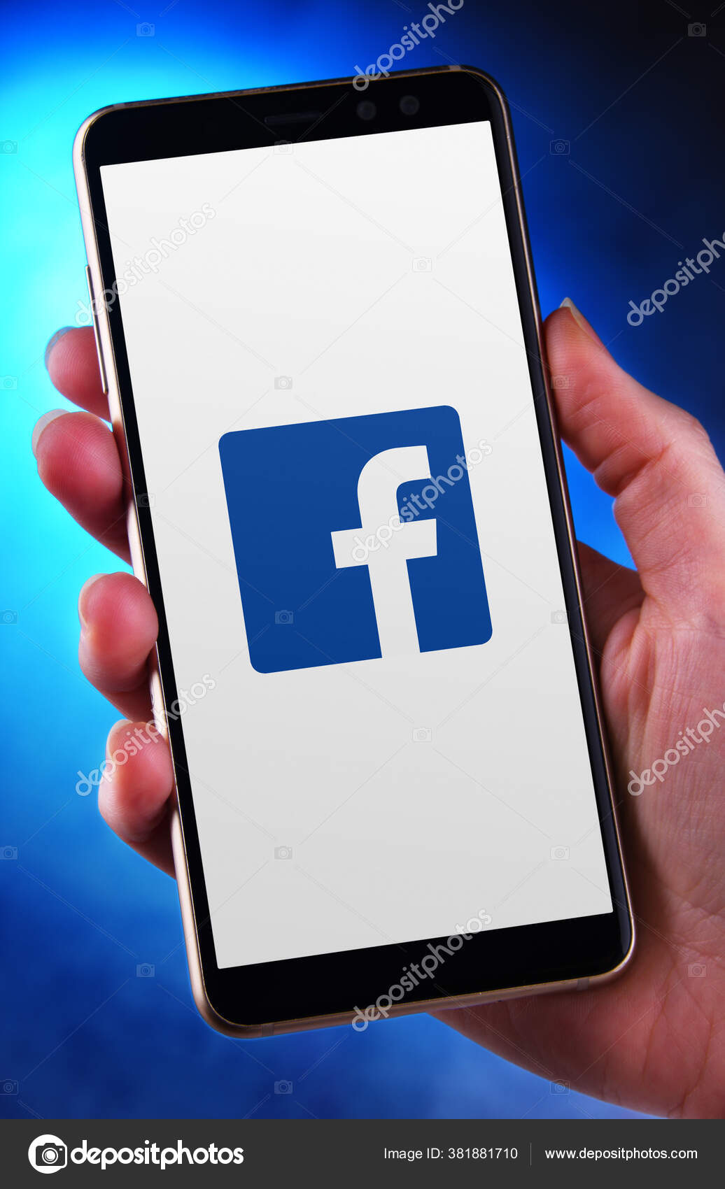 Познан Пол Мая 2020 Года Рука Держит Смартфон Логотипом Facebook.