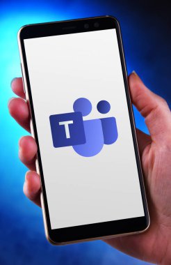 POZNAN, POL - 21 Mayıs 2020: Microsoft ekiplerinin birleşik bir iletişim ve işbirliği platformu olan akıllı telefon görüntüleme logosu
