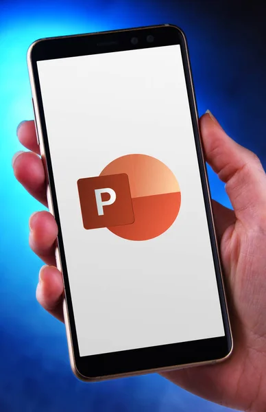 Poznan Pol Maio 2020 Mão Segurando Smartphone Exibindo Logotipo Microsoft — Fotografia de Stock