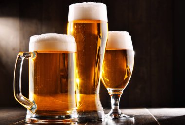 Üç bardak bira ile kompozisyon.