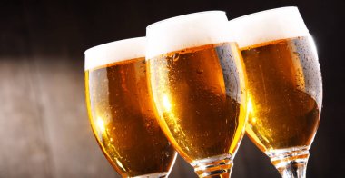 Üç bardak bira ile kompozisyon.