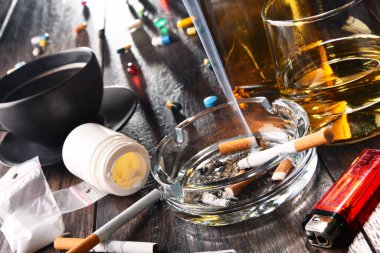 Alkol, sigara ve uyuşturucu gibi bağımlılık yapıcı maddeler.