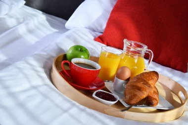 Otel odasındaki tepside kahvaltı.. 