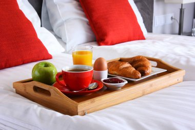 Otel odasındaki tepside kahvaltı.. 