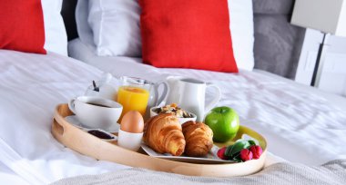 Otel odasındaki tepside kahvaltı.. 