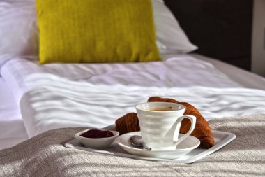 Otel odasında, yatakta kahvaltı.. 