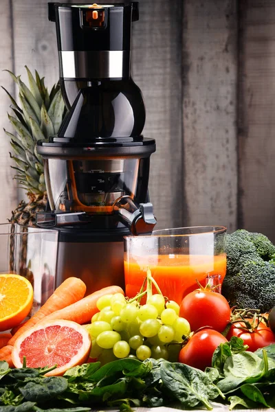 Langzame Sapcentrifuge Met Biologische Groenten Fruit Detox Dieet — Stockfoto