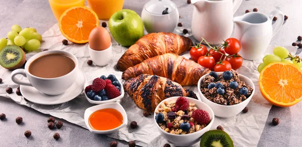 Frukost Serveras Med Kaffe Apelsinjuice Croissanter Ägg Spannmål Och Frukt — Stockfoto
