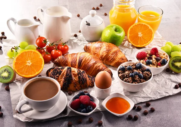 Desayuno Servido Con Café Zumo Naranja Croissants Huevo Cereales Frutas —  Fotos de Stock