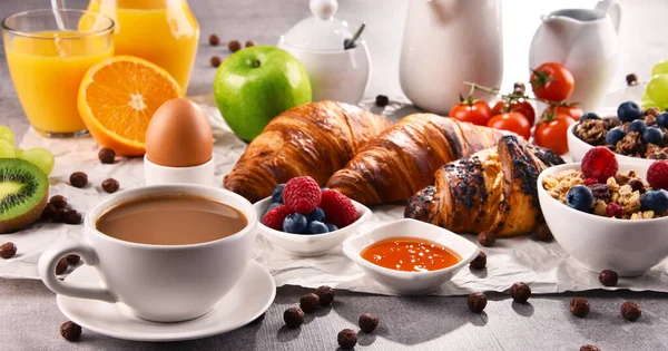 Desayuno Servido Con Café Zumo Naranja Croissants Huevo Cereales Frutas —  Fotos de Stock
