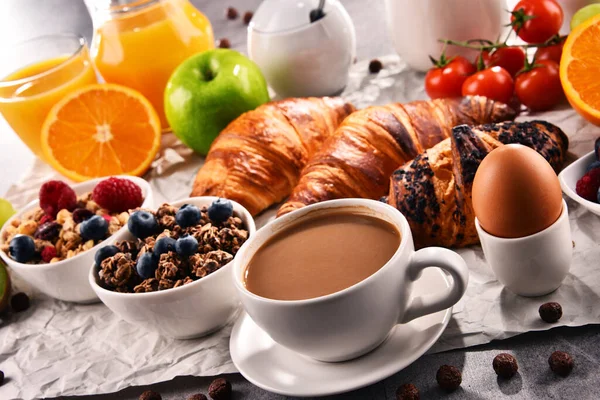 Desayuno Servido Con Café Zumo Naranja Croissants Huevo Cereales Frutas —  Fotos de Stock