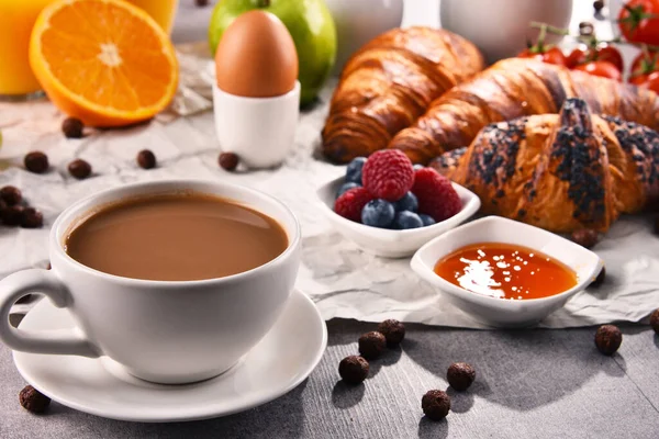 Desayuno Servido Con Café Zumo Naranja Croissants Huevo Cereales Frutas — Foto de Stock