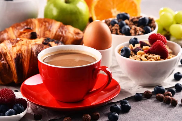 Desayuno Servido Con Café Zumo Naranja Croissants Huevo Cereales Frutas — Foto de Stock