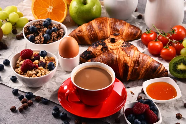 朝食はコーヒー オレンジジュース クロワッサン シリアル 果物で提供されます バランスの取れた食事 — ストック写真