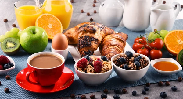 Ontbijt Geserveerd Met Koffie Sinaasappelsap Croissants Granen Fruit Evenwichtige Voeding — Stockfoto
