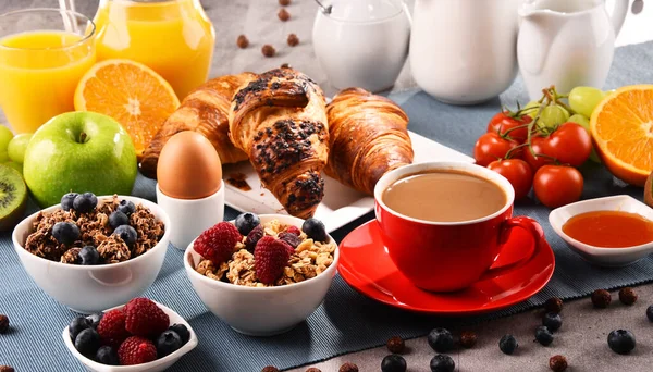 Snídaně Podávaná Kávou Pomerančovým Džusem Croissanty Vejci Cereáliemi Ovocem Vyvážená — Stock fotografie