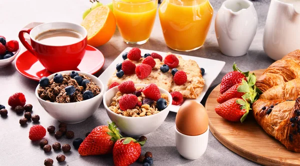 Colazione Servita Con Caffè Succo Arancia Croissant Uova Cereali Frutta — Foto Stock