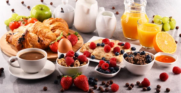 Śniadanie Serwowane Kawą Sokiem Pomarańczowym Rogalikami Jajkiem Płatkami Zbożowymi Owocami — Zdjęcie stockowe