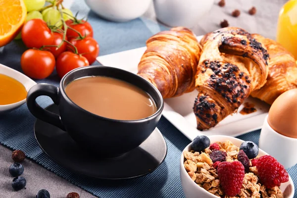 Colazione Servita Con Caffè Succo Arancia Croissant Uova Cereali Frutta — Foto Stock