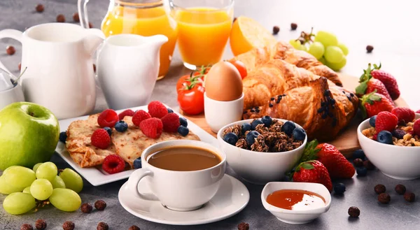 Frühstück Mit Kaffee Orangensaft Croissants Müsli Und Obst Ausgewogene Ernährung — Stockfoto