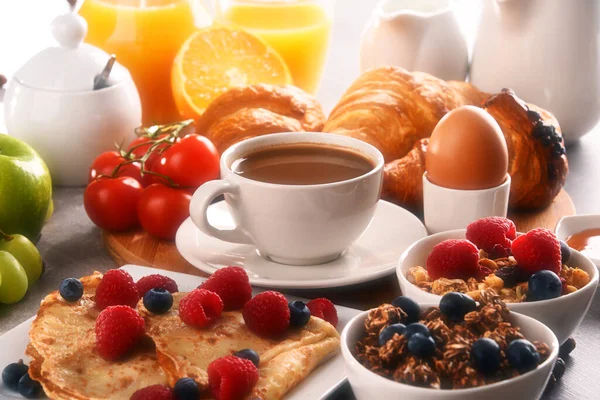 Frukost Serveras Med Kaffe Apelsinjuice Croissanter Ägg Spannmål Och Frukt — Stockfoto