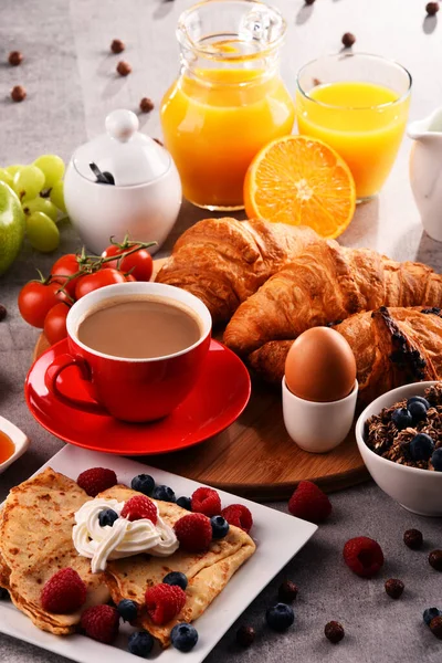 Śniadanie Serwowane Kawą Sokiem Pomarańczowym Rogalikami Jajkiem Płatkami Zbożowymi Owocami — Zdjęcie stockowe