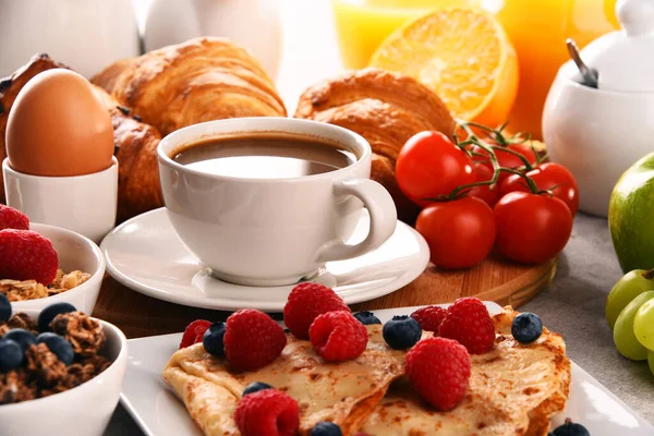 Colazione Servita Con Caffè Succo Arancia Croissant Uova Cereali Frutta — Foto Stock